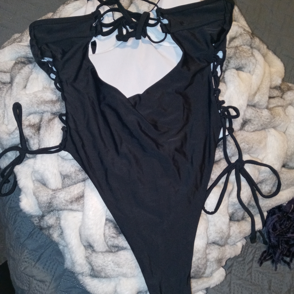 One piece bathing - Picture 2 of 3